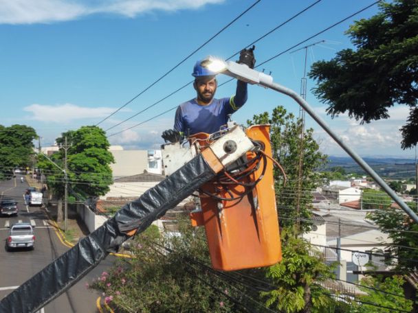 Rua Severino Cerutti recebe iluminação em LED