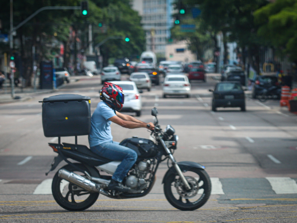 PARANÁ: Isenção do IPVA gera onda positiva entre entregadores e foco na manutenção das motos