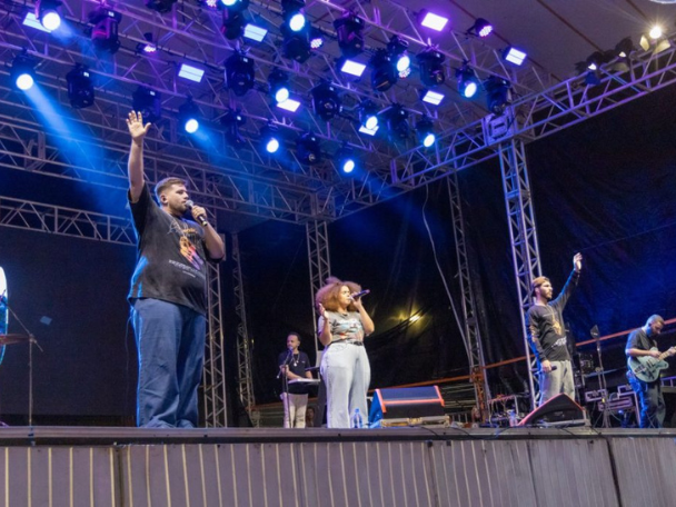 APUCARANA: Multidão lota a praça Rui Barbosa na primeira noite de shows