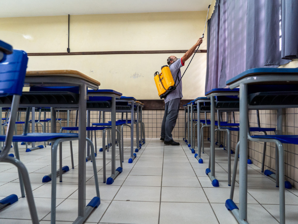 PARANÁ: Limpeza, roçada e pintura: escolas estaduais se preparam para volta às aulas