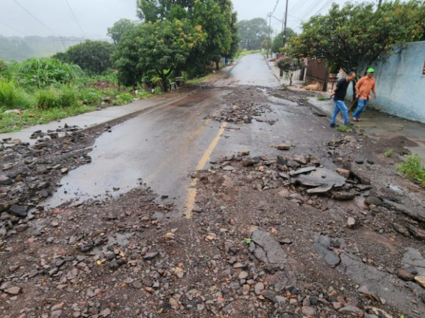 APUCARANA: Prefeitura inicia trabalho emergencial na Rua Emiliano Perneta