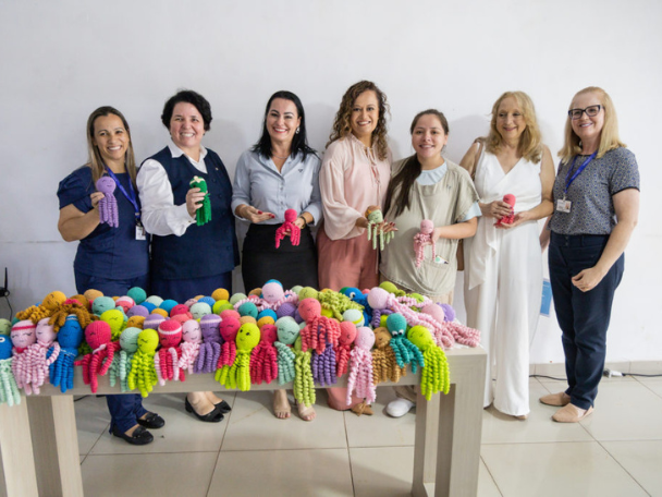 Prefeitura de Apucarana doa 100 polvinhos de crochê para UTI Neonatal do Hospital da Providência