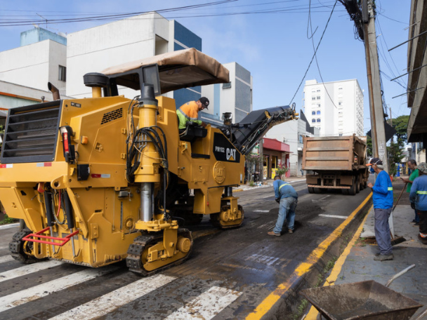 Prefeitura determina e empresa refaz asfalto na área central de Apucarana