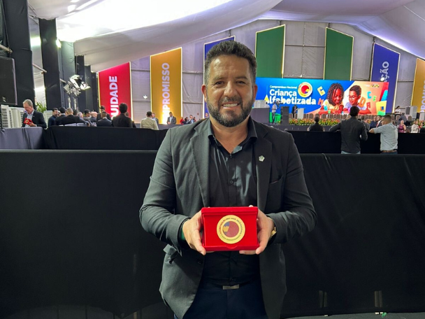 “Compromisso com a Alfabetização”: Vice-prefeito de Marilândia do Sul recebe Selo Ouro