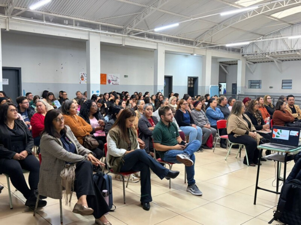 Educação de Marilândia do Sul realiza formação e entrega de premiação