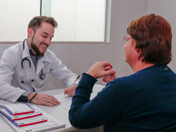Apucarana ultrapassa 142 mil consultas especializadas e quase 1 milhão de exames, reduz filas e amplia acesso à saúde