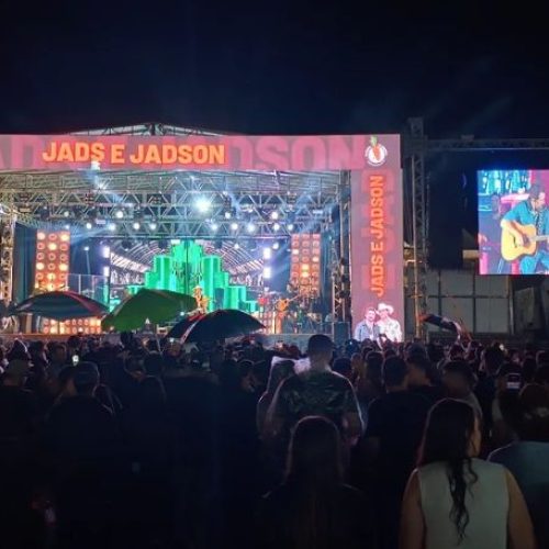 MARILÂNDIA DO SUL: Mesmo com chuva, o show de Jads e Jadson encerrou com chave de ouro a 15° Festa da Cenoura