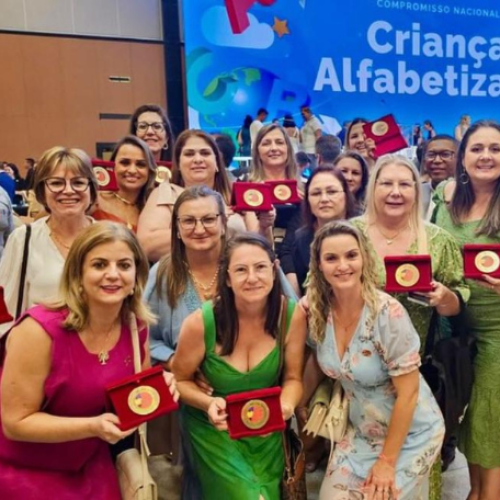 RIO BOM: Recebe Selo Ouro, reconhecimento nacional por excelência na alfabetização