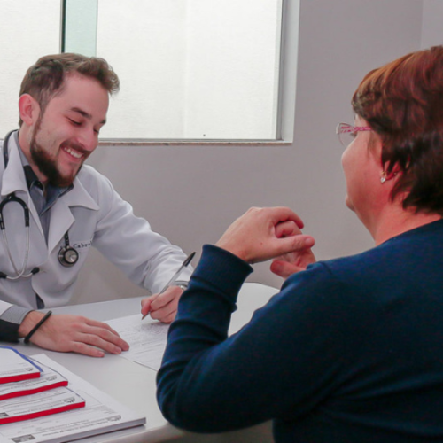 Apucarana ultrapassa 142 mil consultas especializadas e quase 1 milhão de exames, reduz filas e amplia acesso à saúde