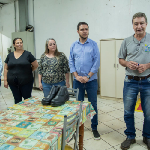 Prefeitura de Apucarana repassa botinas de segurança a catadores da Cocap via Cispar