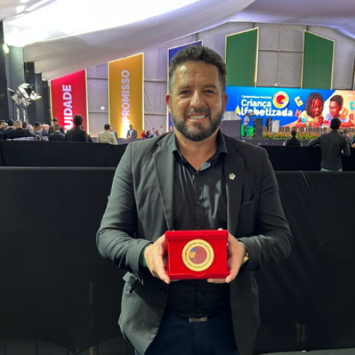 “Compromisso com a Alfabetização”: Vice-prefeito de Marilândia do Sul recebe Selo Ouro