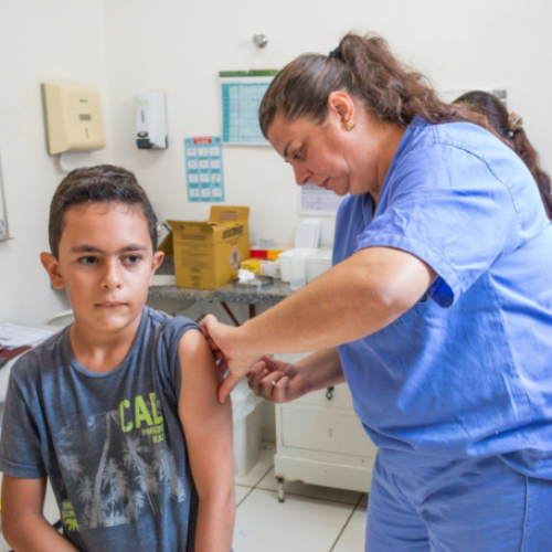 APUCARANA: Prefeito e secretário alertam pais e mães sobre a importância da vacinação contra a dengue