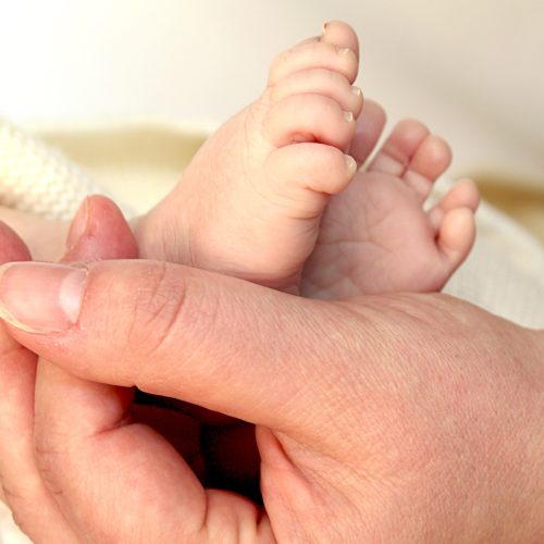 PMs de Arapongas salvam criança que se engasgou com leite materno